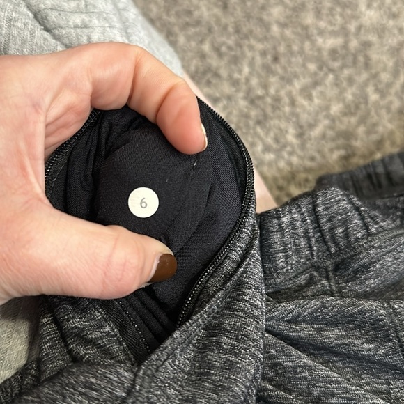 Lululemon women’s Pace Pusher 1/2 Zip Heathered Black / Black size 6 thumbholes - Picture 4 of 4